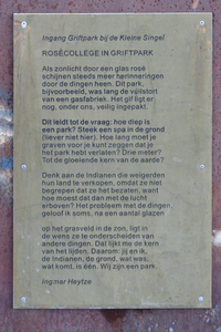 833225 Afbeelding van het gedicht 'Rosécollege in Griftpark' van de Utrechtse dichter Ingmar Heyze op een paneel, ...